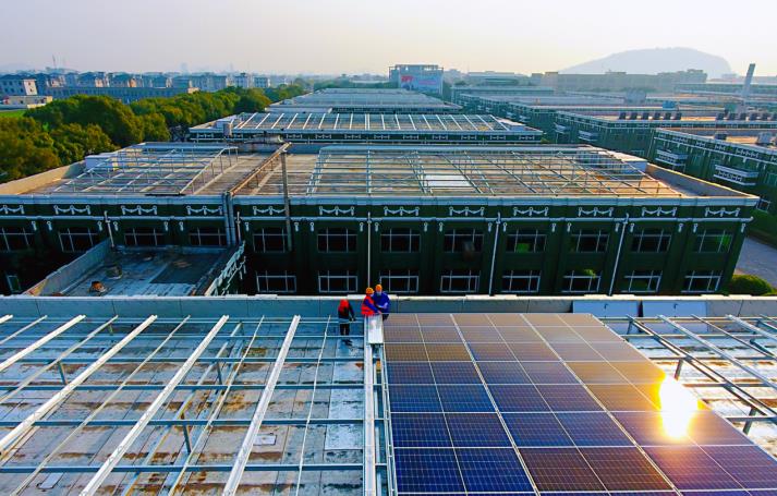 企业屋顶安装光伏 助力阳光低碳转型