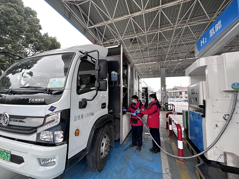 中国石化首次为上海城市公交加氢