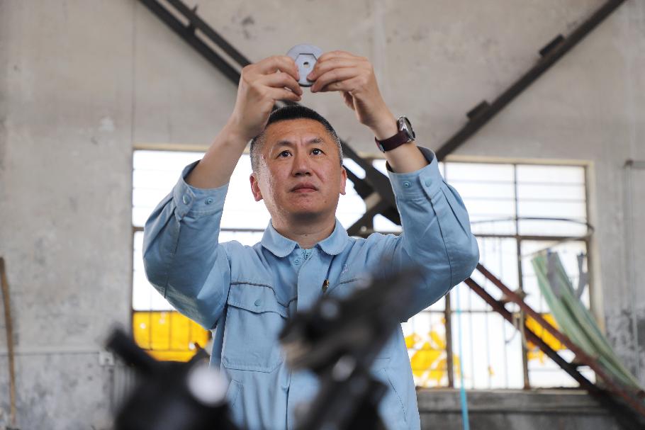 全国劳动模范李震：在设备的“心跳”里听见匠心