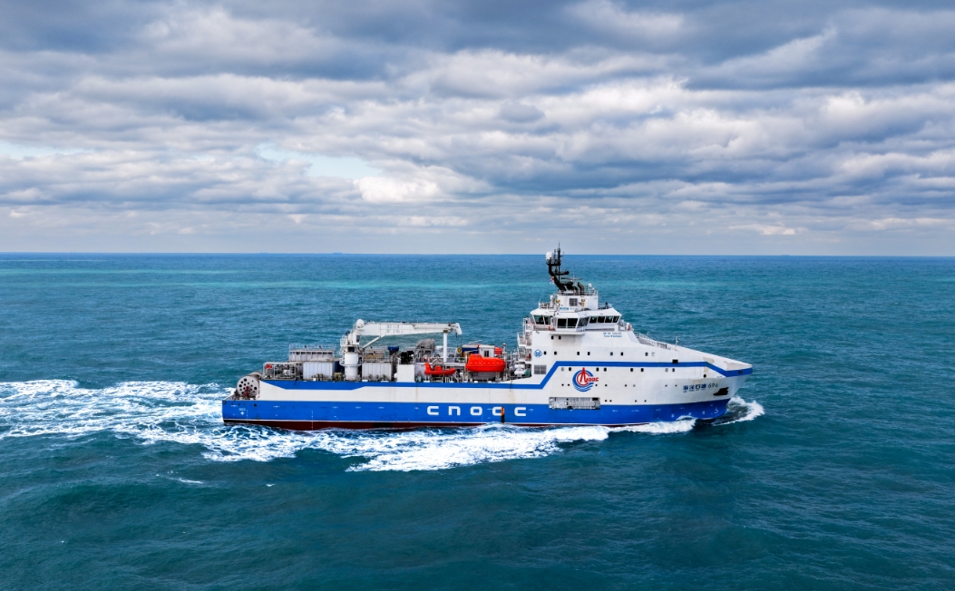 我国首艘集成式大型压裂船“海洋石油696”正式交付