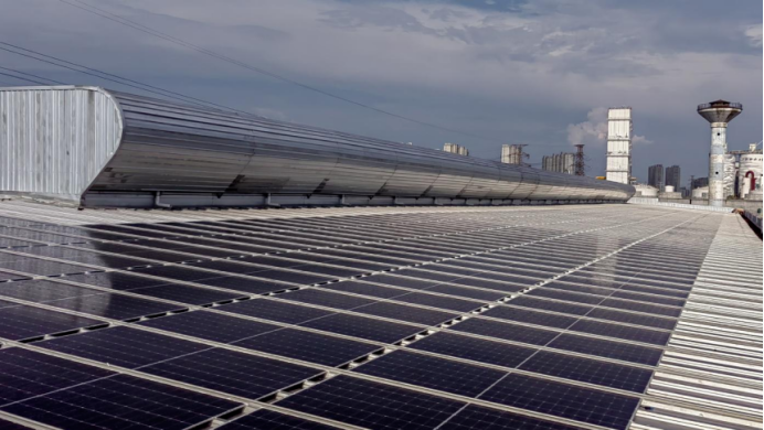 为钢厂戴上“蓝帽子” 建筑光伏助力钢铁行业低碳转型